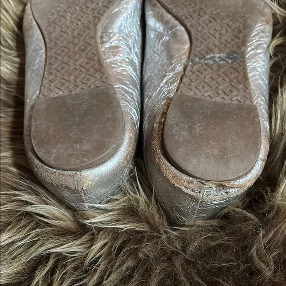 Tory Burch Silver Flats with Iconic Logo and Metallic Finish - Picture 3 of 4